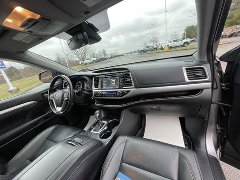 Used 2019 Toyota Highlander XLE image 12