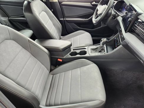 Certified 2025 Volkswagen Jetta SE FWD image 9