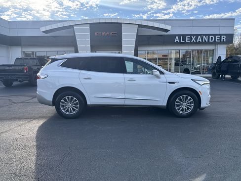 Used 2024 Buick Enclave Premium image 2