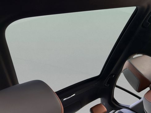 Used 2025 BMW i5 xDrive40 w/ Premium Package image 28