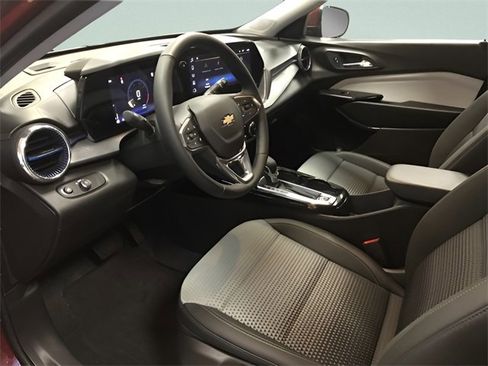 Used 2025 Chevrolet Trax LT w/ LT Convenience Package image 12