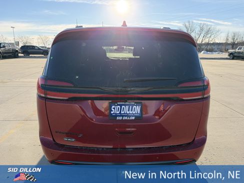 New 2026 Chrysler Pacifica Select image 4