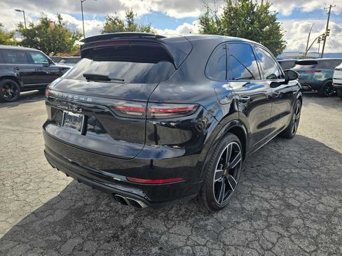 Used 2021 Porsche Cayenne Turbo S image 9