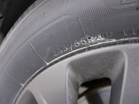 Used 2024 Land Rover Discovery Dynamic SE image 37