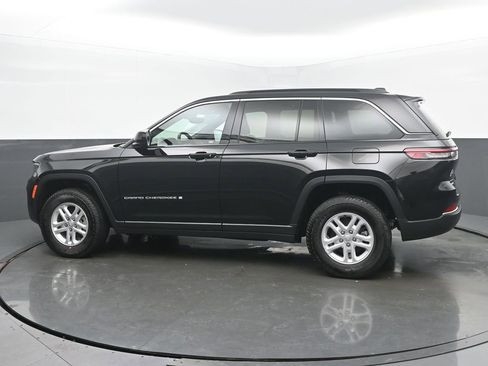 Used 2024 Jeep Grand Cherokee Laredo AWD/4WD image 3