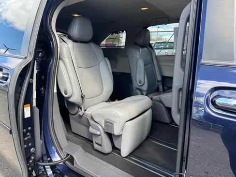 Used 2021 Toyota Sienna Limited FWD image 22