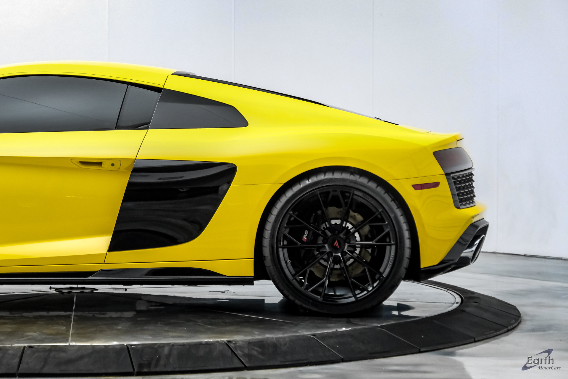 Used 2021 Audi R8 V10 w/ Premium Package RWD image 11
