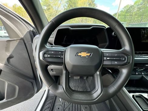 Used 2024 Chevrolet Colorado W/T image 16