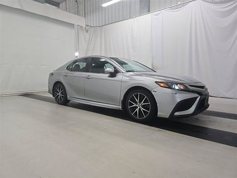 Used 2021 Toyota Camry SE w/ Cold Weather Package FWD image 3