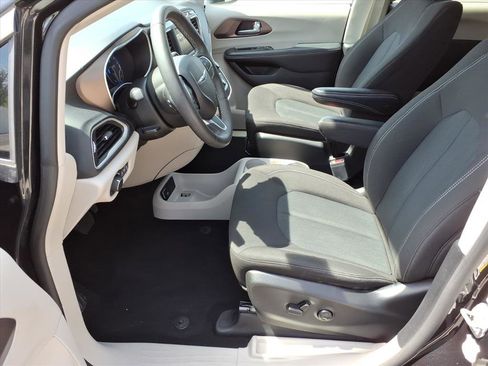 Used 2023 Chrysler Voyager LX FWD image 11