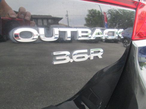 Used 2017 Subaru Outback 3.6R Touring w/ Popular Package #5A AWD/4WD image 8