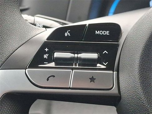 Used 2025 Hyundai Elantra SE image 20