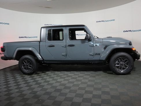 New 2026 Jeep Gladiator Sport AWD/4WD image 4
