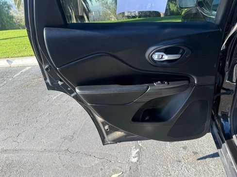 Used 2015 Jeep Cherokee Limited w/ Luxury Group image 11