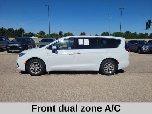 Used 2023 Chrysler Pacifica Touring-L FWD image 3