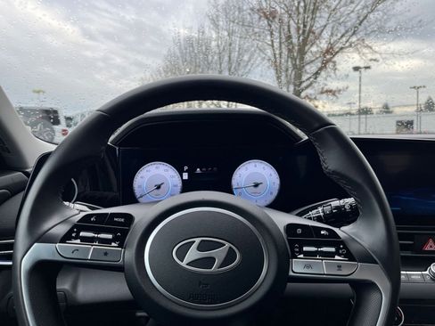 Used 2025 Hyundai Elantra SEL image 25