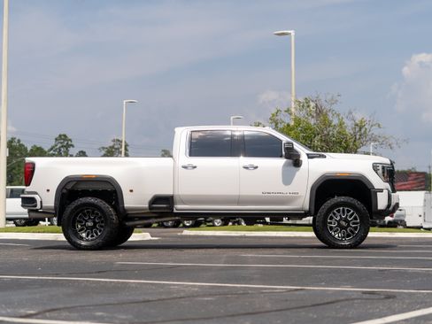 Used 2024 GMC Sierra 3500 Denali Ultimate AWD/4WD image 5