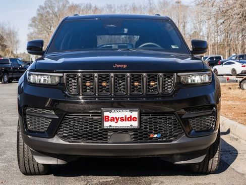 Used 2025 Jeep Grand Cherokee Altitude image 3