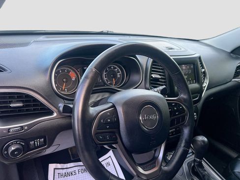 Used 2019 Jeep Cherokee Latitude Plus w/ Cold Weather Group image 9