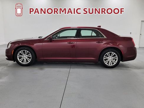 Used 2017 Chrysler 300 Limited w/ Value Package RWD image 5