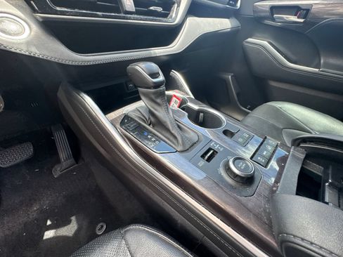 Used 2021 Toyota Highlander Platinum AWD/4WD image 32