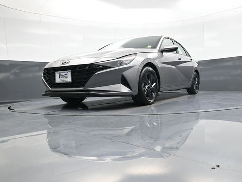 Certified 2023 Hyundai Elantra SEL w/ Preferred Accessory Package FWD image 25