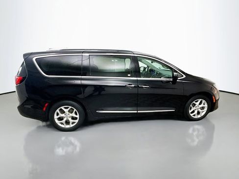 Used 2020 Chrysler Pacifica Touring-L w/ Tire & Wheel Group FWD image 10