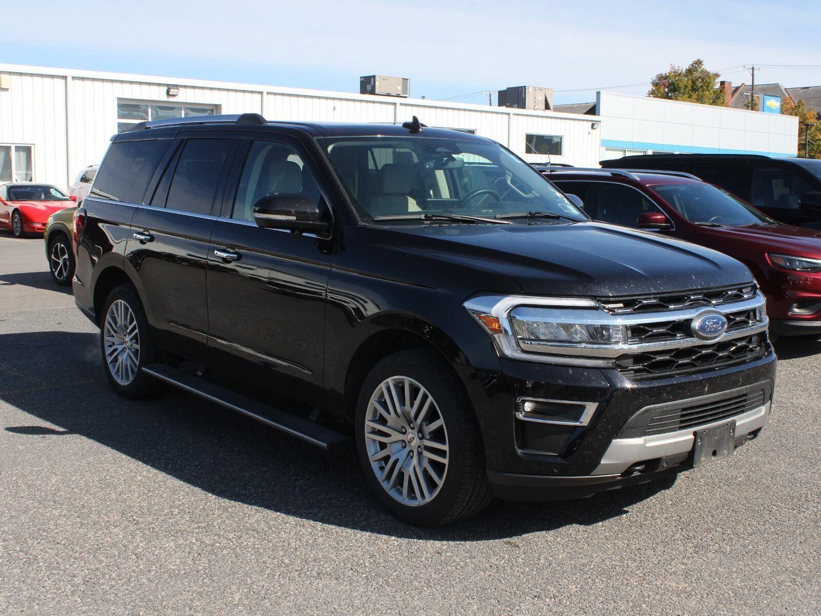 Used 2024 Ford Expedition Limited AWD/4WD image 3