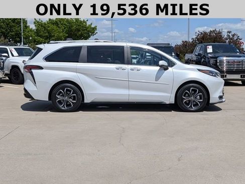 Used 2025 Toyota Sienna Platinum AWD/4WD image 4