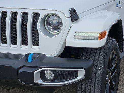 Used 2022 Jeep Wrangler Unlimited Sahara AWD/4WD image 9