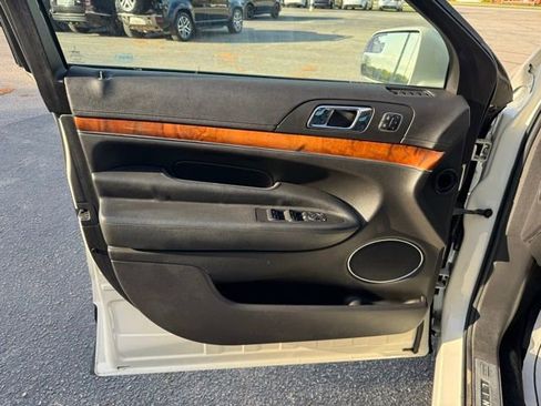 Used 2013 Lincoln MKT FWD image 17