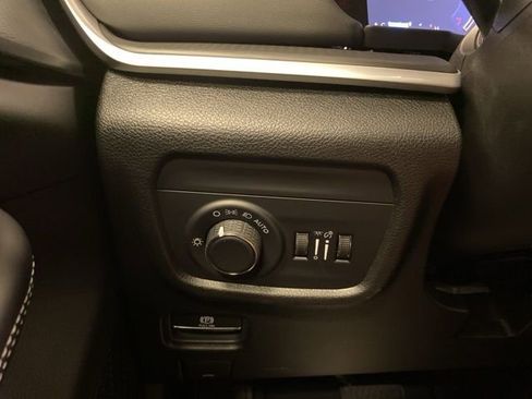 Used 2025 Jeep Grand Cherokee Laredo X w/ Luxury Tech Group I image 18