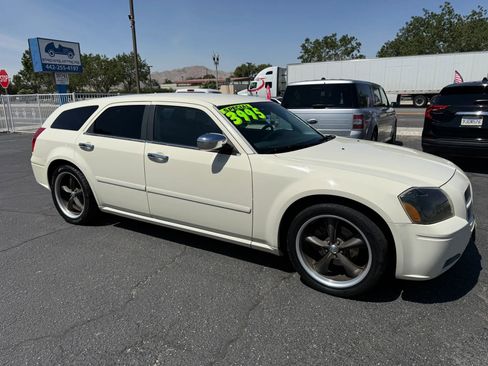 Used 2005 Dodge Magnum SE RWD image 3