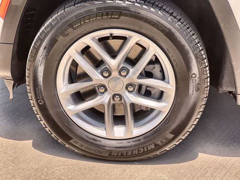 Used 2024 Jeep Grand Cherokee L Laredo RWD image 9
