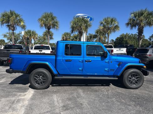 New 2025 Jeep Gladiator Sport image 9