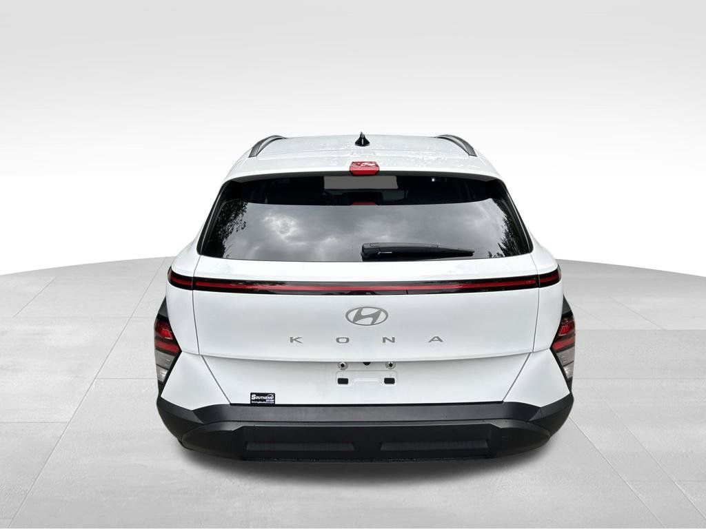 Used 2025 Hyundai Kona SEL FWD image 4