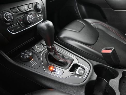 Used 2019 Jeep Cherokee Trailhawk w/ Cold Weather Group AWD/4WD image 32