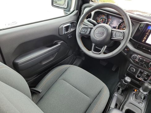 Used 2024 Jeep Gladiator Sport image 13