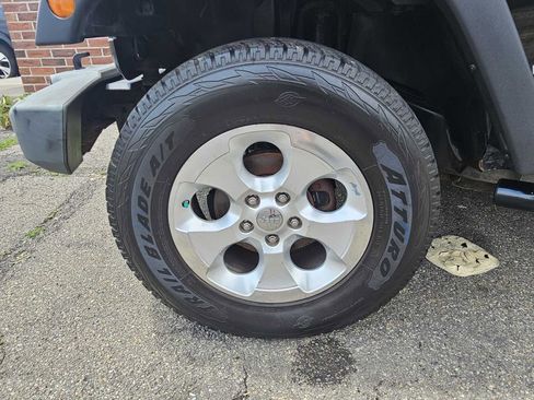 Used 2012 Jeep Wrangler Unlimited Rubicon w/ Dual Top Group image 23