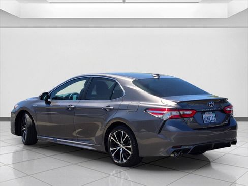 Used 2020 Toyota Camry SE w/ Sunroof Package FWD image 7
