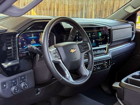 Used 2024 Chevrolet Silverado 1500 LT AWD/4WD image 16