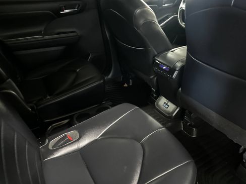 Used 2022 Toyota Highlander XLE AWD/4WD image 18