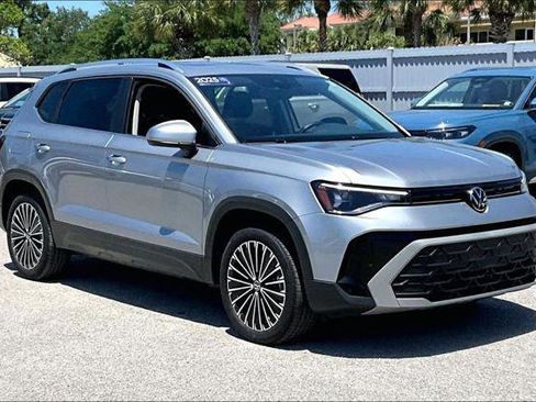 Used 2025 Volkswagen Taos SE w/ Panoramic Sunroof Package FWD image 2