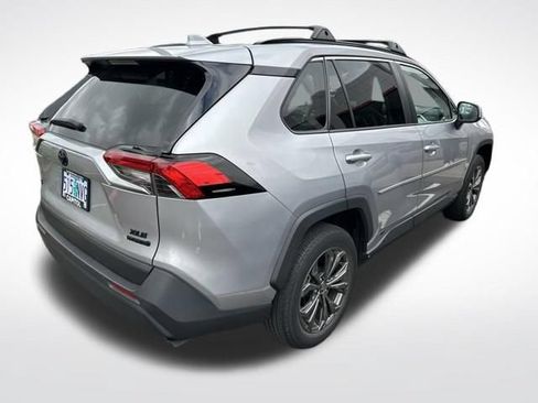 Used 2022 Toyota RAV4 XLE Premium AWD/4WD image 7