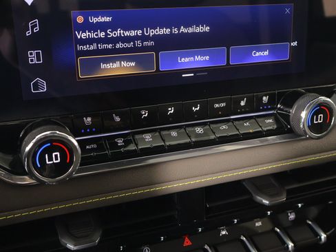 Used 2026 Chevrolet Colorado ZR2 w/ Technology Package AWD/4WD image 7