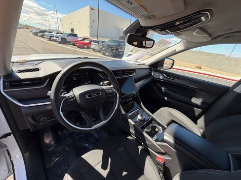 Used 2023 Jeep Grand Cherokee L Laredo image 13