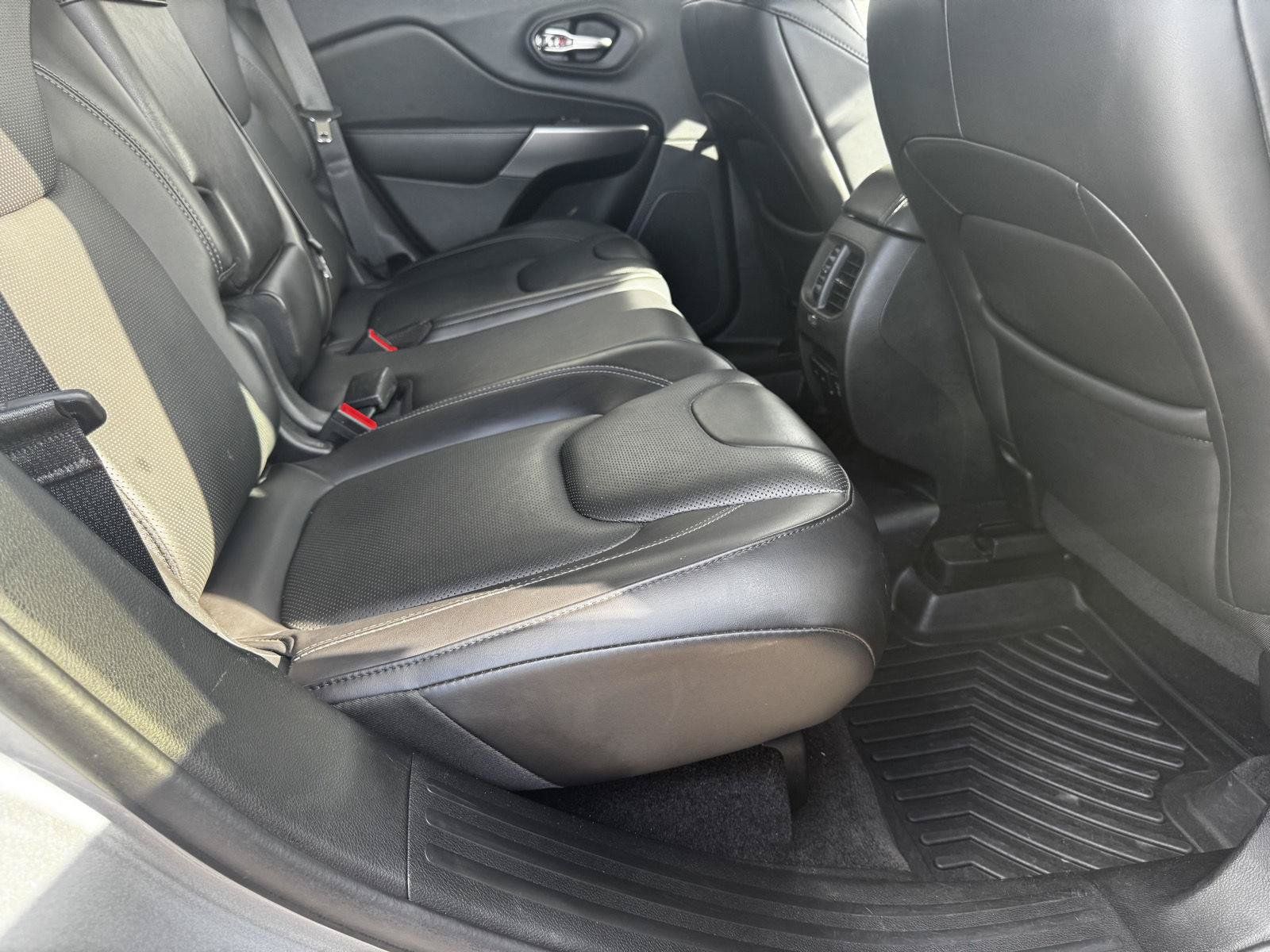 Used 2019 Jeep Cherokee Limited w/ Luxury Group AWD/4WD image 18