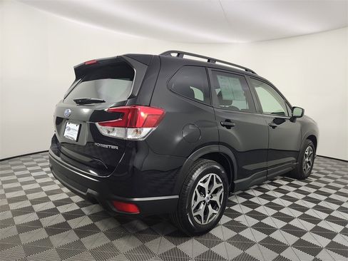 Used 2023 Subaru Forester Premium image 5