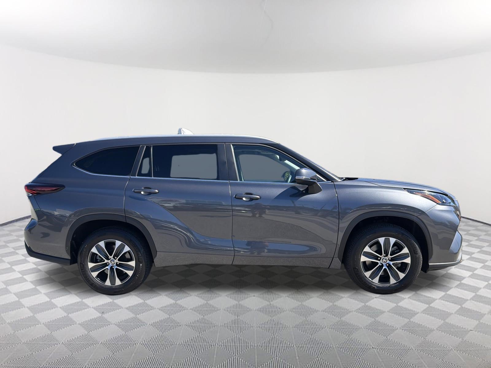 Certified 2025 Toyota Highlander XLE FWD image 17