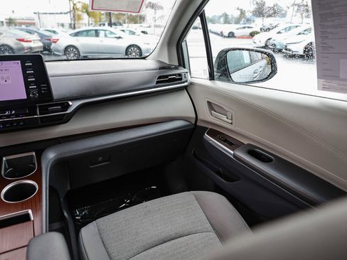 Certified 2024 Toyota Sienna LE image 5